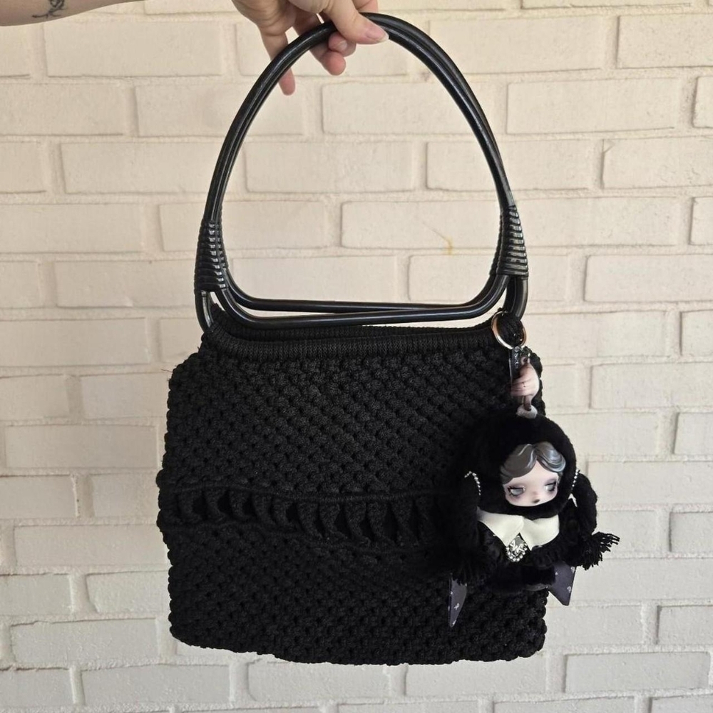 vtg 60s 70s Black weaved purse, plastic handles.